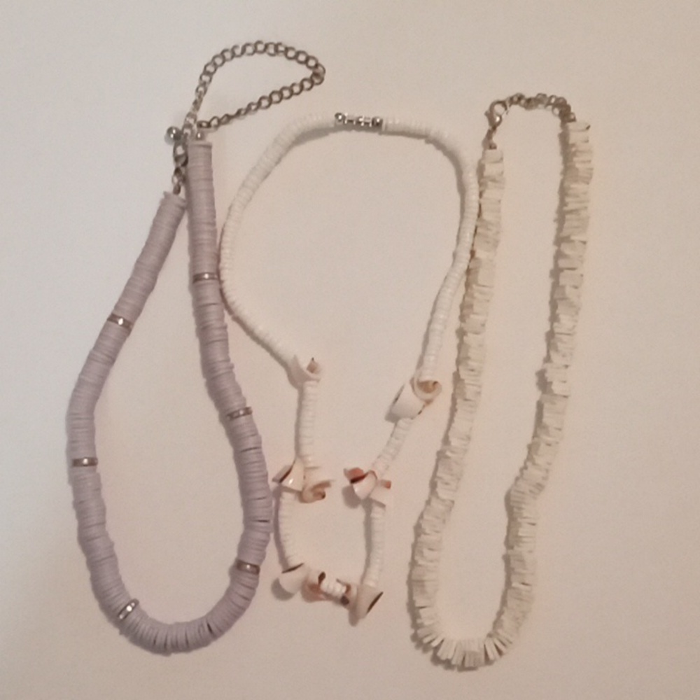 #892. 3 Piece Beachy Shell And Acrylic Necklace Bundle